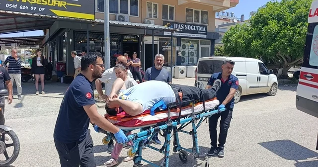 Kontrolsüz kavşakta ölümden döndüler: 4 yaralı Otomobile çarpan motosikletteki 2 kişinin savrulduğu anlar görüntülendi Antalya Haberleri
