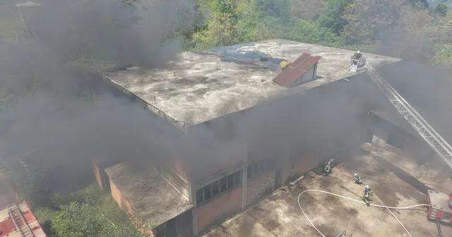 Yaklaşan çay sezonu öncesinde çay fabrikasında yangın tatbikatı Trabzon un Of ilçesinde bulunan eski ve kullanılmayan bir çay fabrikası binasında bir yangın tatbikatı gerçekleştirildi Trabzon Haberleri