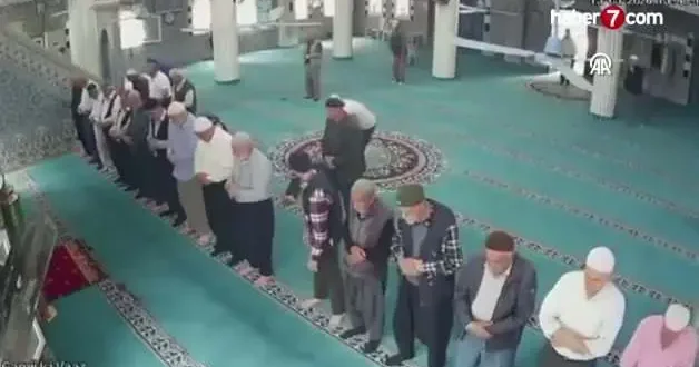 Camide kalp krizi geçiren vatandaşa imamdan kalp masajı! O anlar kamerada