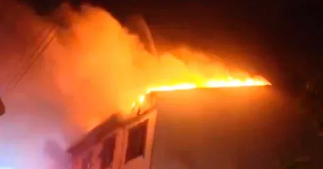 Kocaeli de çatı katı alevlere teslim oldu VİDEO İZLE