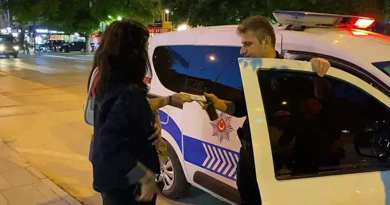 Bursa da ATM’de unutulan 10 bin TL’yi polise teslim etti