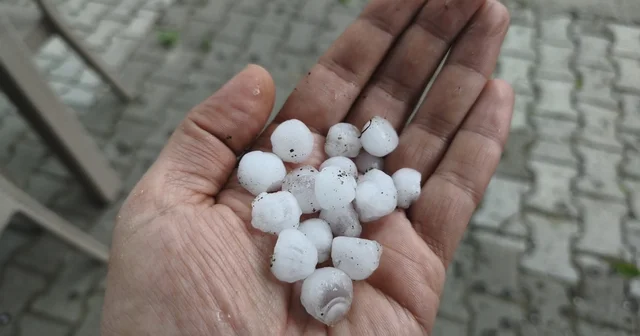 Manisa yı dolu vurdu Demirci ilçesinde kiraz büyüklüğündeki dolu yağışı kısa sürede her yeri beyaza bürüdü Manisa Haberleri