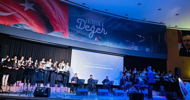 Fen lisesi öğrencilerinden müzik gösterisi Yeşilçam müzikleri temalı etkinlik yoıun ilgi gördü Erzurum Haberleri