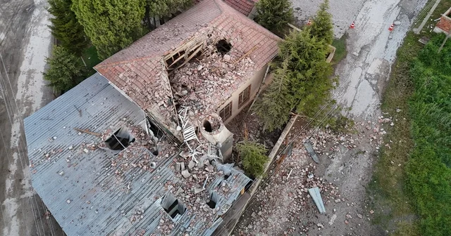 Yıldırımın düştüğü minare yıkıldı, camide temizlik yapan imam yaralandı Eskişehir Haberleri
