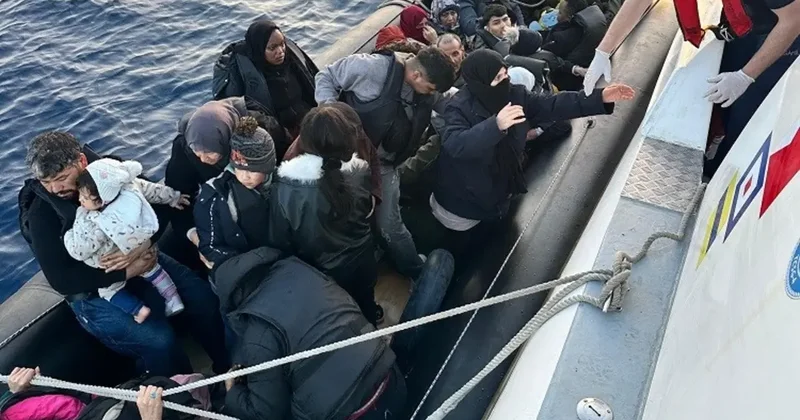 Çeşme açıklarında lastik botta 39 düzensiz göçmen yakalandı