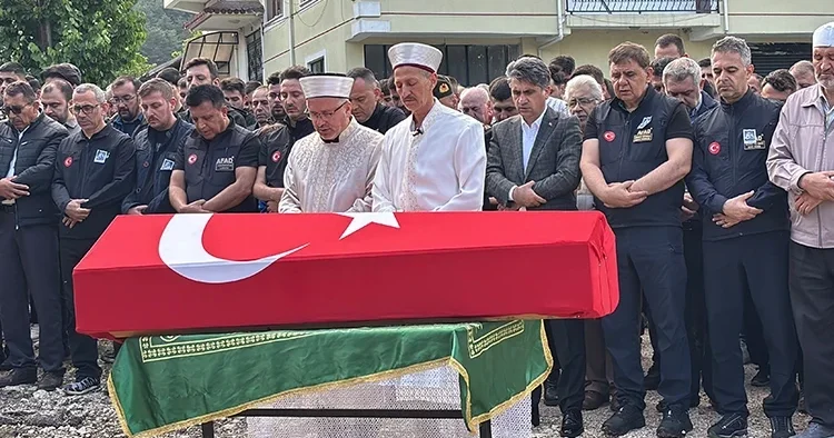 AFAD personeline acı veda! Cenaze namazını babası kıldırdı