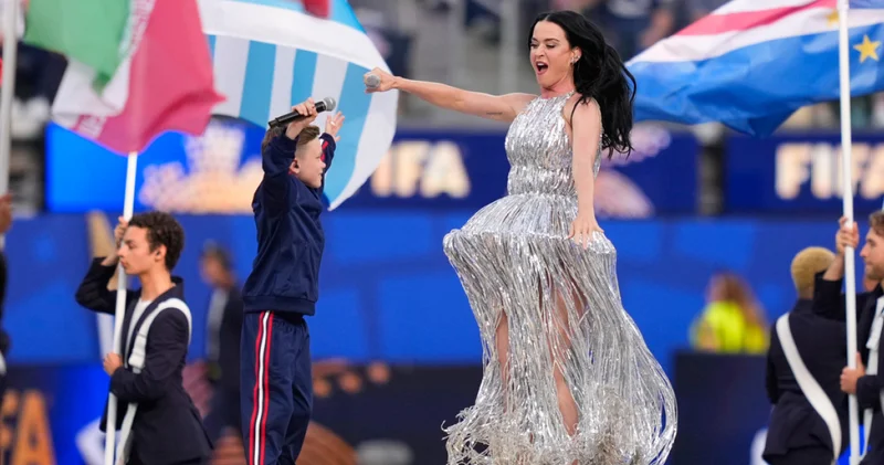 Katy Perry ABD deki Dünya Kupası açılışını 10 yaşındaki şarkıcıyla yaptı