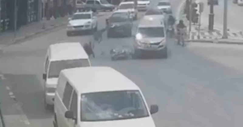 Motosikletteki 2 kişinin ölümden döndüğü kaza kamerada