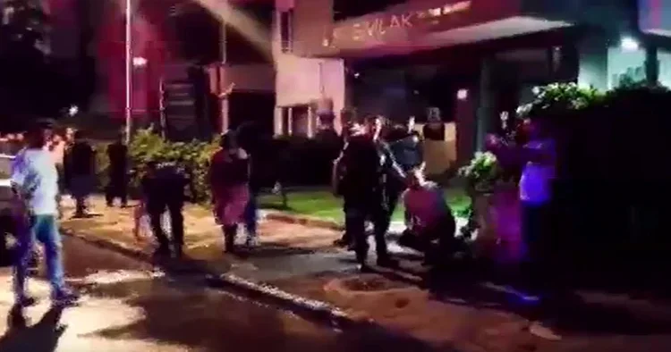 Kızını rahatsız eden gencin kulağını kesti: 1 i polis 2 yaralı