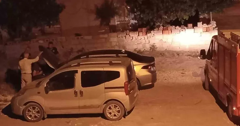 Araç motoruna giren kedi kurtarıldı