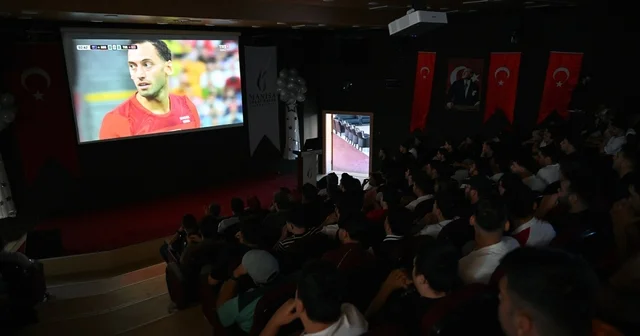 Manisa CBÜ öğrencileri milli maçı hep birlikte izledi Manisa Haberleri