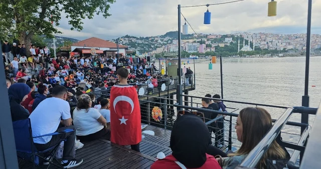 Milli maçı, deniz kenarına kurulan dev ekrandan izlediler Zonguldak Haberleri