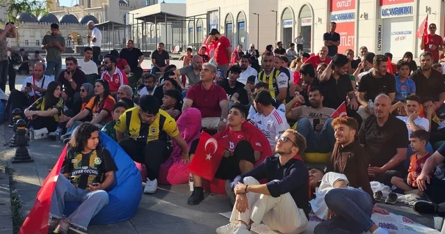 Şanlıurfa da vatandaşlar milli takım maçını dev ekrandan izledi Şanlıurfa Haberleri