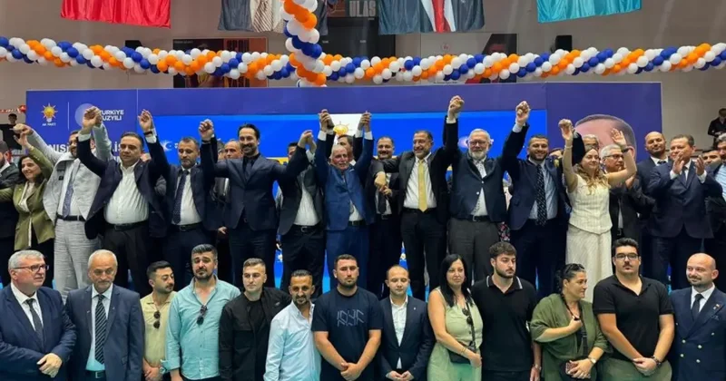 AK Parti ye Manisa da toplu katılım: 612 kişiye rozet takıldı