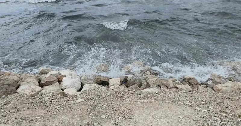 Dalgalar Van Gölü sahilini dövdü