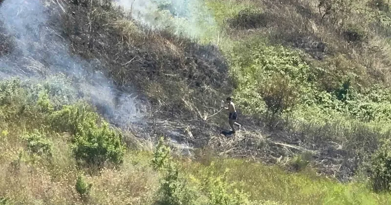 Sahildeki vatandaşlar alevleri görünce kovalarla yangın bölgesine koştu