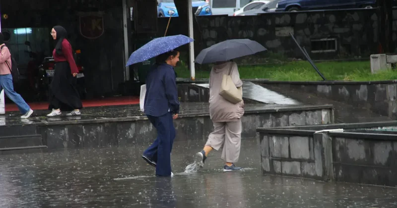 Sel ve heyelan riski kapıda! Kuvvetli yağış geliyor: Meteoroloji 5 ili özellikle uyardı