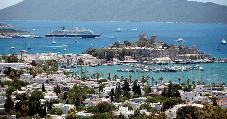 Bodrum a ilk 5 ayda 172 bin turist geldi! Uzmanlardan sahte rezervasyon uyarısı