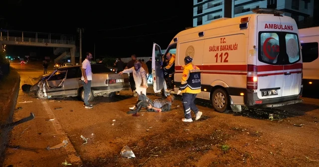 Kastamonu da can pazarı: Yaralıyı kurtarmaya çalışanlara başka bir araç çarptı : 6 yaralı Kastamonu Haberleri