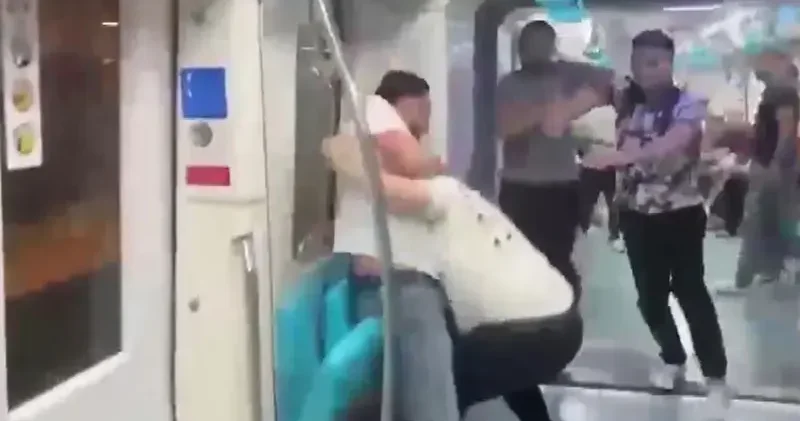 Pendik te Marmaray da yumruklu kavga kamerada