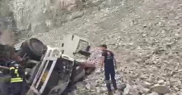 Erzurum da feci kaza: Freni patlayan tırdan atlayan sürücü öldü, 2 kişi yaralandı Erzurum Haberleri
