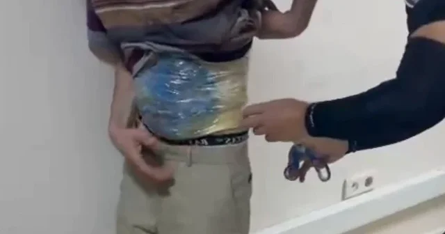 8 yıl hapis cezası olan firari bel ve bacağına bantladığı esrarla yakalandı VİDEO İZLE