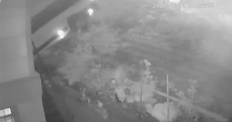 İstanbul’da servis minibüsünün evin bahçesine uçtuğu anlar kamerada; 1 ölü