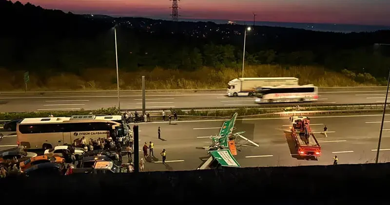 Sarıyer Kuzey Marmara Otoyolu nda hafriyat kamyonunun çarptığı tabela devrildi; yol trafiğe kapatıldı