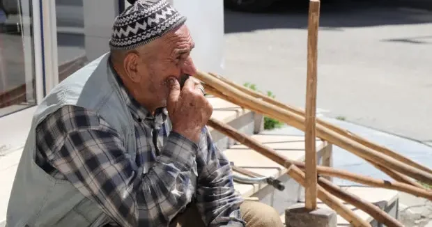 Erzurum haberleri Düşünceli hali dikkat çekti! Tarım aletlerini satışa çıkardı 14 Haziran 2026