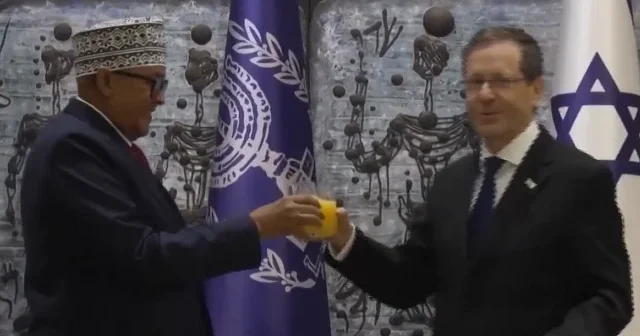 Katliam sürerken skandal görüntüler: Somaliland Cumhurbaşkanı İsrail de kadeh tokuşturup Müslümanların selamını getirdim dedi VİDEO İZLE