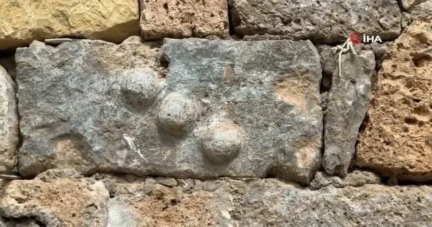 30 yıl önce kendi emeğiyle yaptığı ev turistlerin ilgi odağı oldu