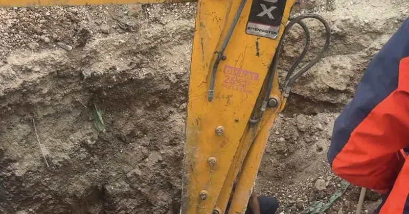 Baba ve oğlu göçük altında kaldı: 2 yaralı