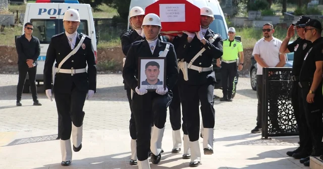 Şehit polis memurunun babaevine Türk bayrağı asıldı (3) Denizli Haberleri
