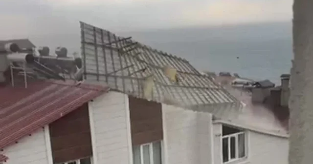 Ahlat ta şiddetli fırtına çatıları uçurdu VİDEO İZLE
