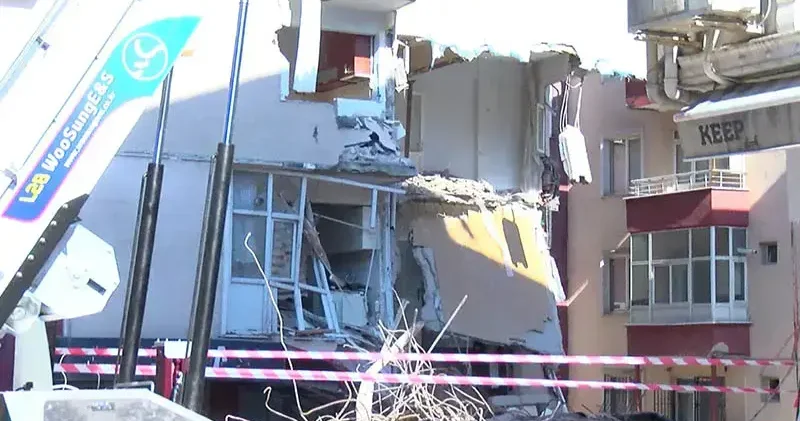 Güngören’de yıkım sırasında çöken apartman nedeniyle 2 bina tahliye edildi