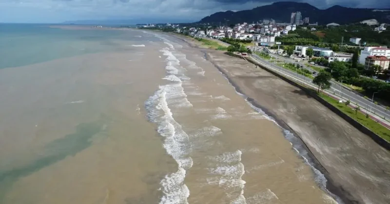 Ordu da sağanak sonrası Karadeniz in rengi değişti