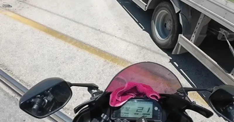 Önüne kıran kamyona çarpmaktan son anda kurtuldu