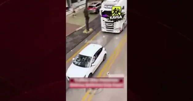 Ankara da arızalanan minibüs nedeniyle çıkan yol verme kavgasında taşlar konuştu