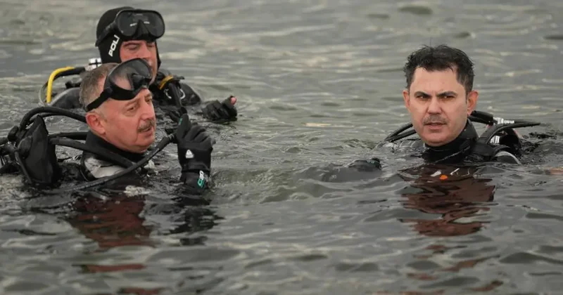 Bakan Kurum dip çamuru temizliği süren İzmit Körfezi ne daldı