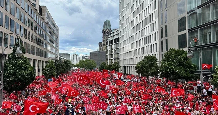 Türk taraftarlar, Vancouver sokaklarında maç saatini bekliyor!