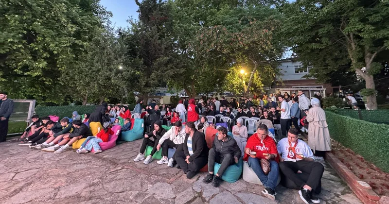 Üsküdar da vatandaşlar A Milliler için sabah namazında bir araya geldi