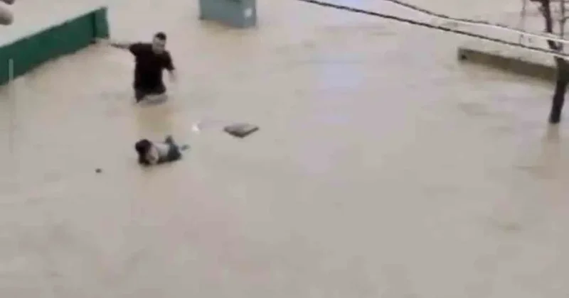 Sel sularına kapılan yaşlı adamı son anda kurtardılar