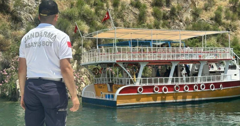 Birecik Baraj Gölü nde arızalanan teknedeki 40 kişi kurtarıldı