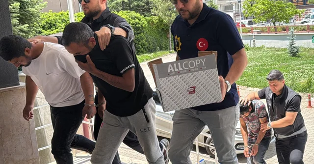 Otomobilin vites körüğünde uyuşturucu sevkiyatı; 2 tutuklama Konya Haberleri