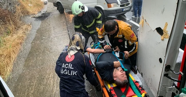 Kazazedelere yardım etmek için duranların minibüsüne otomobil çarptı: 2 si çocuk, 7 yaralı Ordu Haberleri