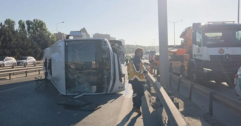 TEM Otoyolu nda midibüs devrildi: 12 yaralı