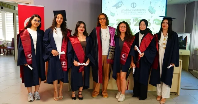 Sosyal Hizmet Bölümü öğrencileri mesleki yeminlerini ederek mezun oldu Eskişehir Haberleri