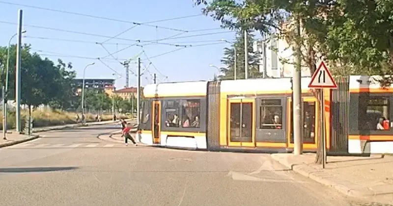 Tramvaydan tutunarak paten kayan çocukların tehlikeli yolculuğu