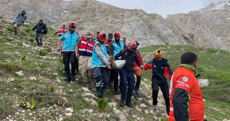 Tunceli de düşerek bacağını kıran şahıs ekiplerin beş saatlik çalışmasıyla kurtarıldı Gündem Haberleri