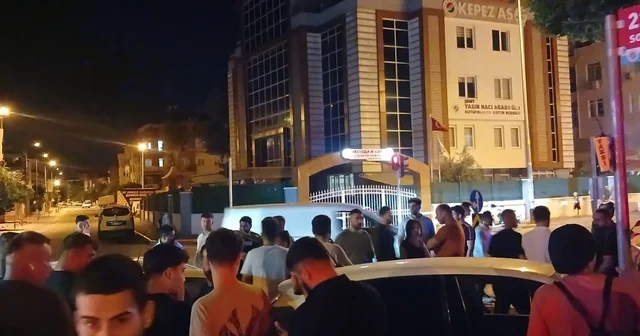 Antalya da otomobiller kavşakta çarpıştı: 2 yaralı Kazanın hemen sonrası kask kamerasına yansıdı Antalya Haberleri